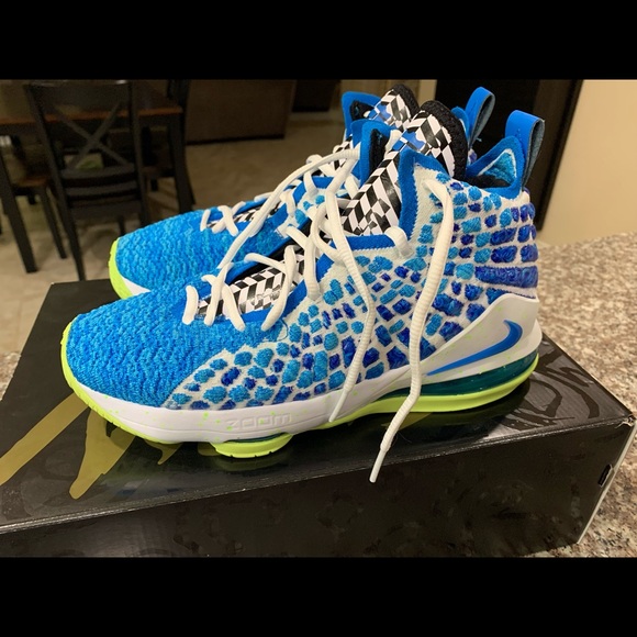 Lebron XVII Basketball Shoes - Picture 1 of 6
